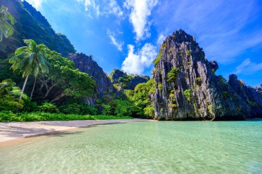Matinloc Adası, El Nido, Palawan, Filipinler 'deki gizli plaj - Cennet lagünü ve tropikal manzaradaki plaj