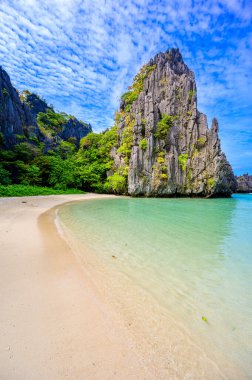 Matinloc Adası, El Nido, Palawan, Filipinler 'deki gizli plaj - Cennet lagünü ve tropikal manzaradaki plaj