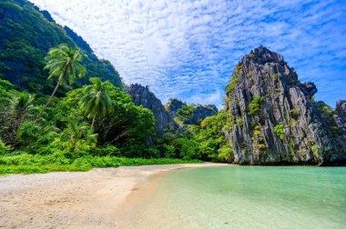 Matinloc Adası, El Nido, Palawan, Filipinler 'deki gizli plaj - Cennet lagünü ve tropikal manzaradaki plaj