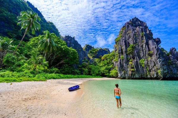 Mädchen Hidden Beach Matinloc Island Nido Palawan Philippinen Paradiesische Lagune — Stockfoto