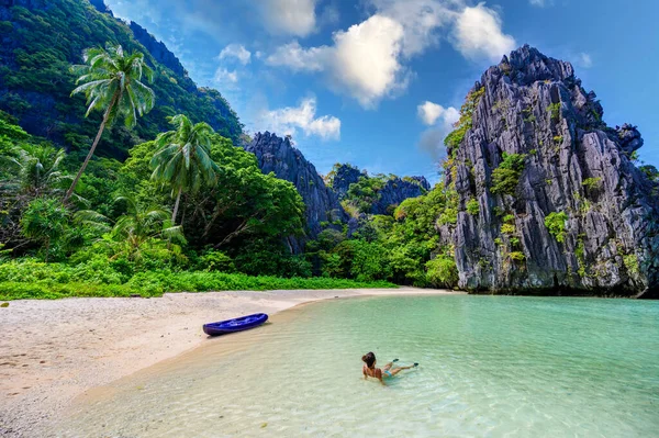 Girl Hidden Beach Matinloc Island Nido Palawan Philippines Paradise Lagoon — Stock Photo, Image