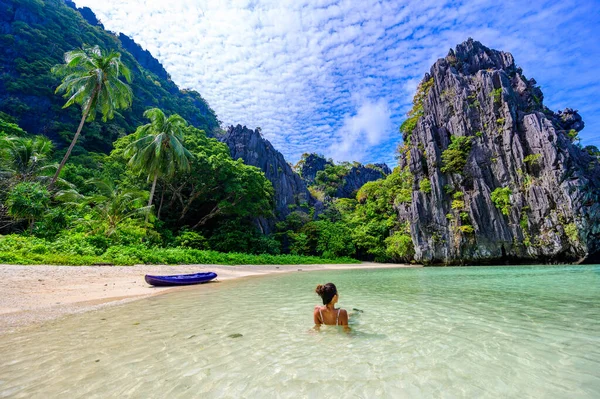 Matinloc Adası, El Nido, Palawan, Filipinler 'deki Saklı Plajda Kız - Cennet lagünü ve tropikal manzaradaki plaj