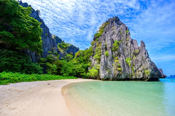Matinloc Adası, El Nido, Palawan, Filipinler 'deki gizli plaj - Cennet lagünü ve tropikal manzaradaki plaj