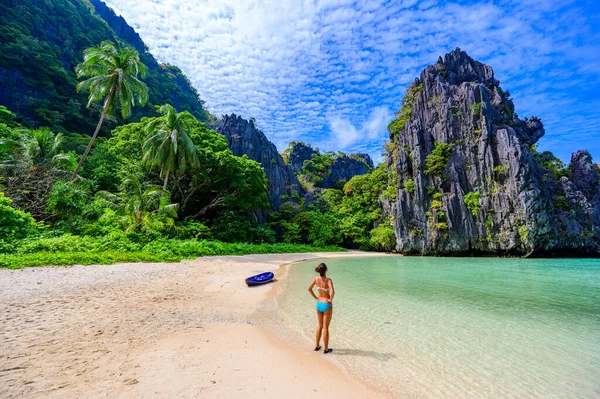 Girl Hidden Beach Matinloc Island Nido Palawan Philippines Paradise Lagoon — Stock Photo, Image