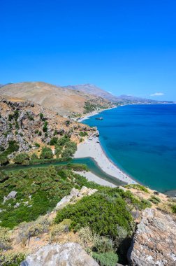 Preveli Sahili - güzel nehriyle ünlüdür açık mavi su ve plajın arkasındaki tropikal palmiye ormanıyla - güney Girit adasında, Yunanistan, Avrupa.