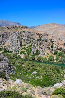 Preveli Sahili - güzel nehriyle ünlüdür açık mavi su ve plajın arkasındaki tropikal palmiye ormanıyla - güney Girit adasında, Yunanistan, Avrupa.