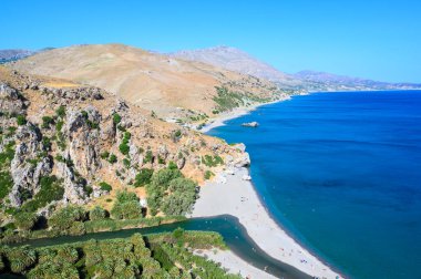Preveli Sahili - güzel nehriyle ünlüdür açık mavi su ve plajın arkasındaki tropikal palmiye ormanıyla - güney Girit adasında, Yunanistan, Avrupa.