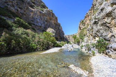 Preveli Sahili - güzel nehriyle ünlüdür açık mavi su ve plajın arkasındaki tropikal palmiye ormanıyla - güney Girit adasında, Yunanistan, Avrupa.