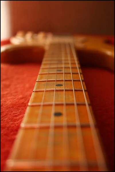 Guitarra em vermelho — Fotografia de Stock