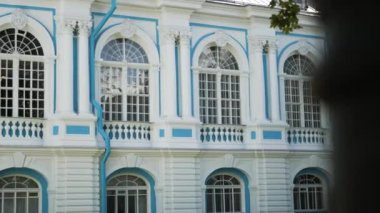 Eski bir sarayın güzel pencereleri, dış görünüş, güneşli bir gün, 4K video