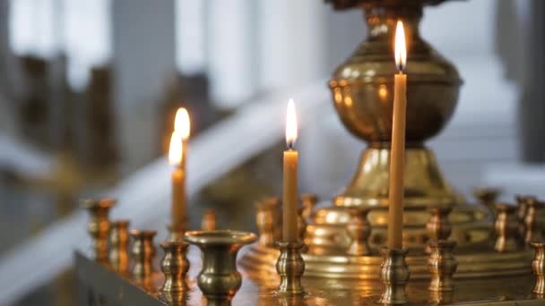 Velas Están Ardiendo Candelero Una Iglesia Primer Plano Varias Velas — Vídeos de Stock