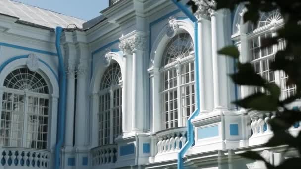 Piękne Okna Starego Pałacu Widok Zewnątrz Słoneczny Dzień Wideo — Wideo stockowe