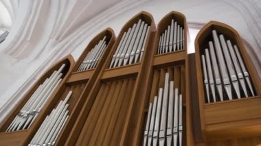 Büyük organ içeride, yakın çekim, alt görüntü, 4K video.