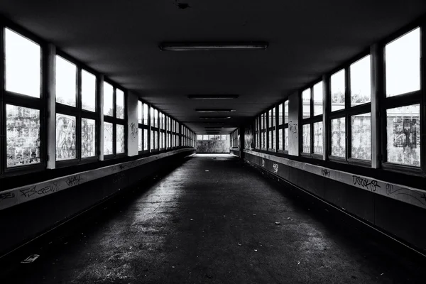 Boş ve terkedilmiş bir tünel. siyah ve beyaz. Styling. büyük taneli. — Stok fotoğraf