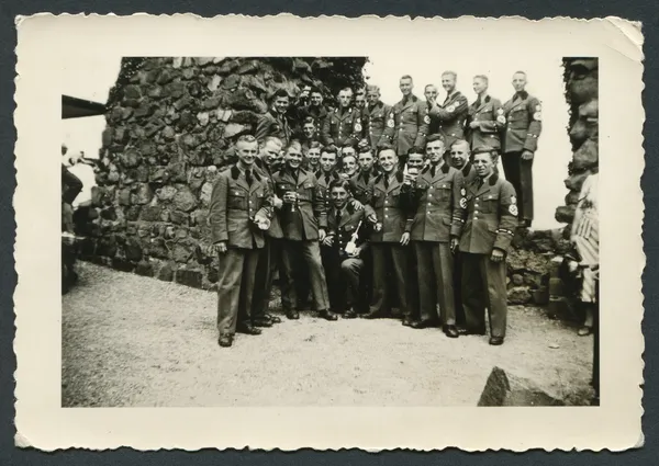 Ein Foto aus Deutschland, zeigt eine Gruppe fröhlicher Wehrmachtsoffiziere, um 1938 — Stockfoto