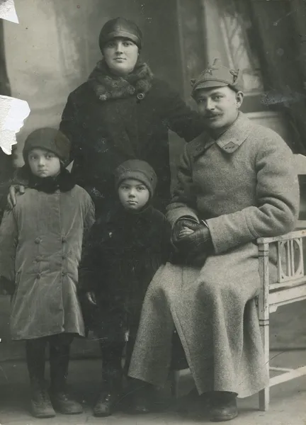 Una foto scattata in URSS, mostra la famiglia dell'Armata Rossa, un uomo, una donna e due bambini, circa 1927 — Foto Stock