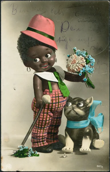 1928-ban Németország. a régi felad üdvözlőlap. a fekete fiú egy macska és virágok. német nyelvű szöveg: boldog születésnapot! — Stock Fotó