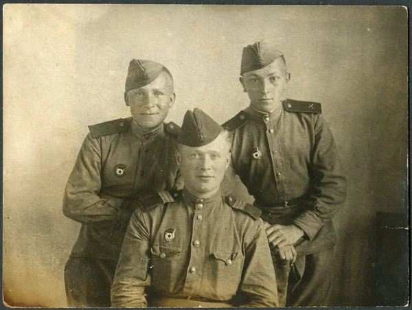 URSS - CIRCA 1944: Foto tomada en la URSS, muestra tres soldados del Ejército Rojo, alrededor de 1944 — Foto de Stock