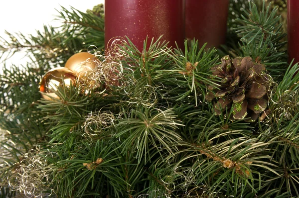 Weihnachtsschmuck aus Tanne, Zapfen und Kerzen. — Stockfoto