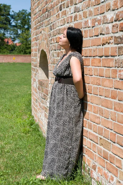 Mujer disfrutando del sol —  Fotos de Stock