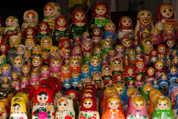 Bonecas de nidificação russas coloridas no mercado — Fotografia de Stock