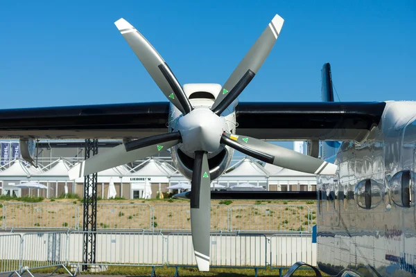 Крупный план турбовинтового двигателя Dornier 228 New Generation — стоковое фото