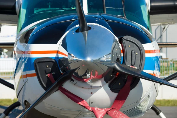 Close-up of the engine turboprop aircraft Cessna C208B Grand Caravan — Stock Photo, Image