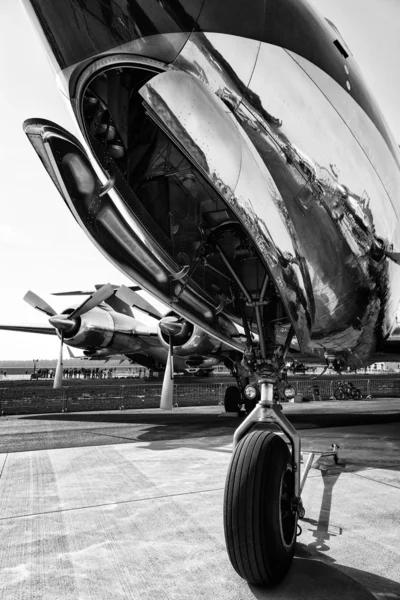 Detalhe do Douglas DC-6B (preto e branco ) — Fotografia de Stock