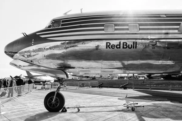 El Douglas DC-6B es un avión de pasajeros propulsado por pistón (blanco y negro) ) — Foto de Stock