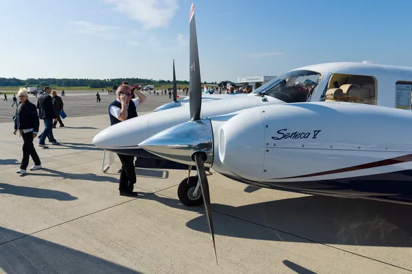 双涡轮螺旋桨飞机豪客国王的空气，模型b350i —— 库存社论照片© S_Kohl