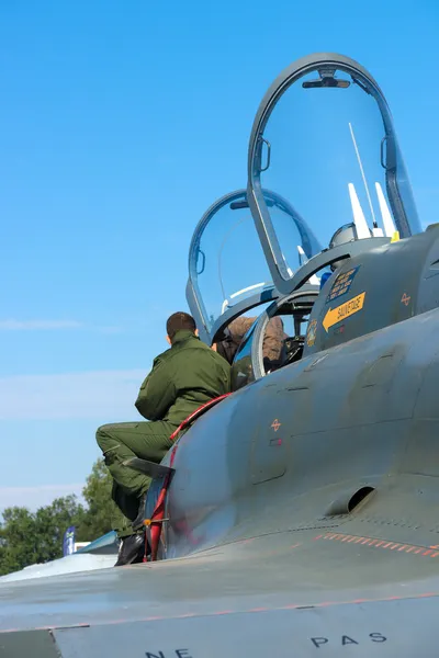 The pilot looks cockpit strike fighter-bomber, carrying nuclear weapons Dassault Mirage 2000N — Stock Photo, Image