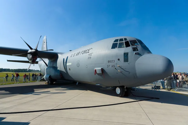 El Lockheed Martin C-130J "Super" Hércules es un avión de transporte militar turbohélice de cuatro motores —  Fotos de Stock