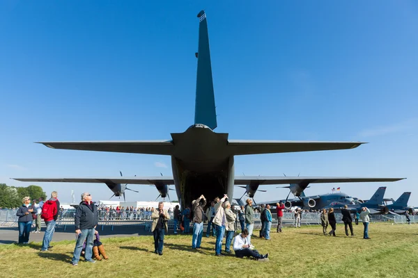 El Lockheed Martin C-130J "Super" Hércules es un avión de transporte militar turbohélice de cuatro motores (vista trasera) ), — Foto de Stock