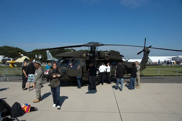 Les visiteurs voient l'hélicoptère Sikorsky HH-60 Blackhawk (USAF ) — Photo