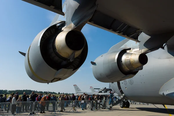 引擎波音 c-17 环球霸王 — 图库照片