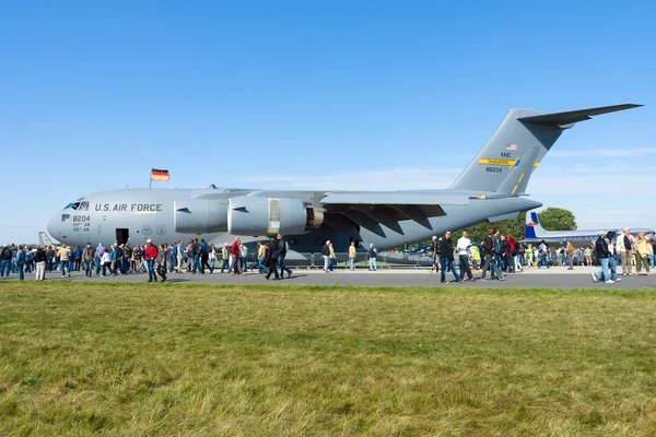 De boeing c-17 globemaster iii is een grote militair transportvliegtuig, — Stockfoto