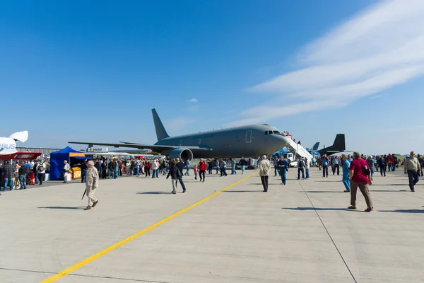 Un avión de transporte militar Boeing KC 767A (Fuerza Aérea Italiana ) —  Fotos de Stock