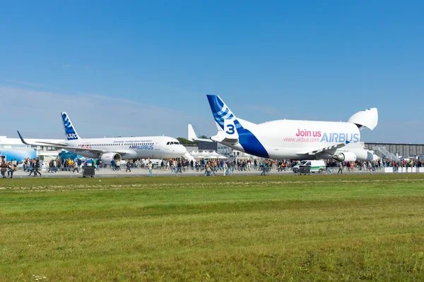 空客 A300-600st (超级转运体) 或白鲸和空客 A320 在飞机场 — 图库照片