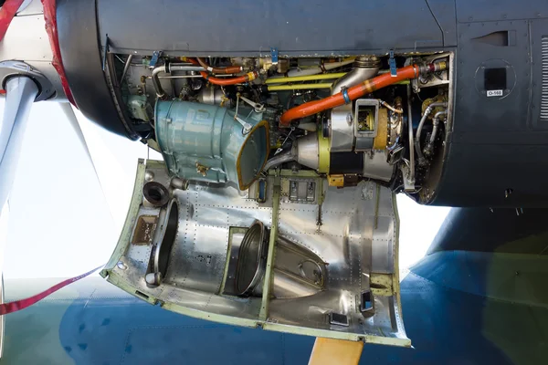 飞机引擎洛克希德 · 马丁 c-130j"超级"赫拉克勒斯的详细信息 — 图库照片