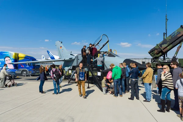 Visitantes visualizam a aeronave Panavia Tornado IDS , — Fotografia de Stock