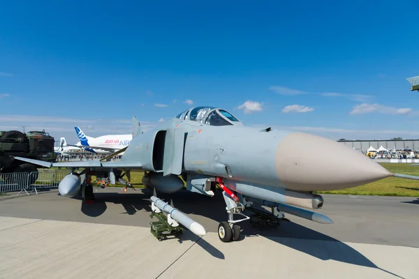 The McDonnell Douglas F-4 Phantom II is a long-range supersonic jet interceptor fighter — Stock Photo, Image