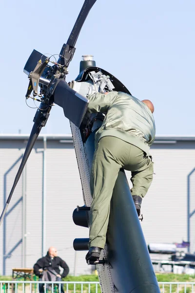 技术人员为您提供服务的一架军用直升机西科斯基 Uh-60 黑鹰 (S 70i 螺旋桨) — 图库照片