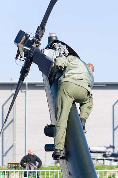 The technician makes servicing the propeller of a military helicopter Sikorsky UH-60 Black Hawk (S-70i) — Stock Photo, Image