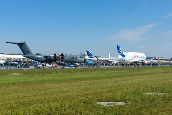 Airbus A300-600ST Beluga, Airbus A320 and A400M Atlas on the airfield — Stock Photo, Image