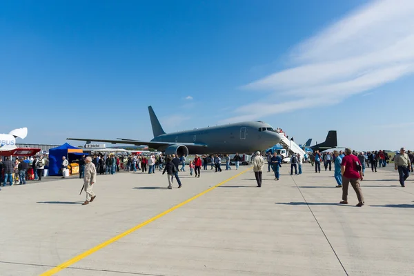 A military transport aircraft Boeing KC 767A (Italian Air Force) — Stock Photo, Image