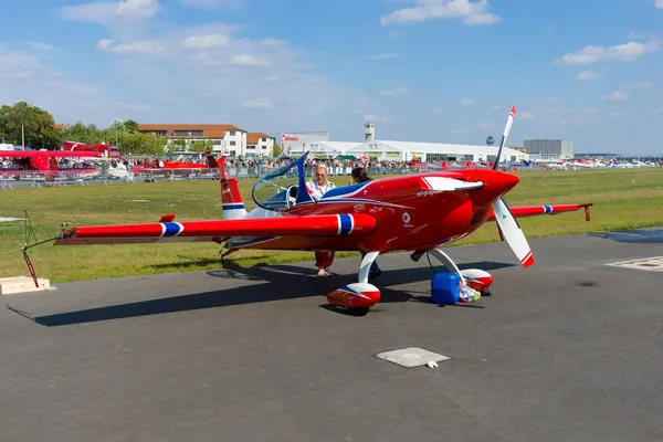 BERLÍN - 14 DE SEPTIEMBRE: El monoplano acrobático biplaza Extra Flugzeugbau EA330 SC, Exposición Aeroespacial Internacional "ILA Berlin Air Show", 14 de septiembre de 2012 — Foto de Stock