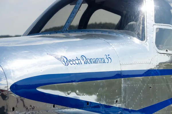 БЕРЛИН - 14 СЕНТЯБРЯ: Кабина легкого самолета Beech Bonanza Straight 35, Международная аэрокосмическая выставка "ILA Berlin Air Show", 14 сентября 2012 — стоковое фото