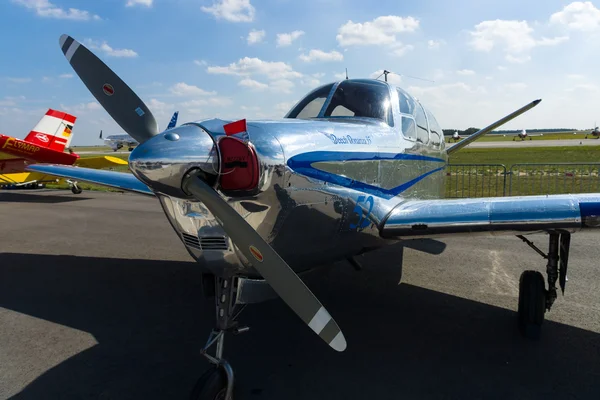 BERLIN - SETEMBRO 14: Aviões leves Beech Bonanza Straight 35, Exposição Aeroespacial Internacional "ILA Berlin Air Show", 14 de setembro de 2012 em Berlim, Alemanha — Fotografia de Stock