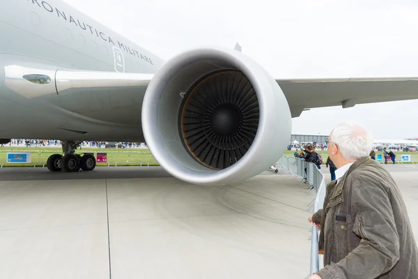 BERLÍN - 14 DE SEPTIEMBRE: Motores de Aviación Boeing KC 767A, Exposición Aeroespacial Internacional "ILA Berlin Air Show", 14 de septiembre de 2012 en Berlín, Alemania — Foto de Stock