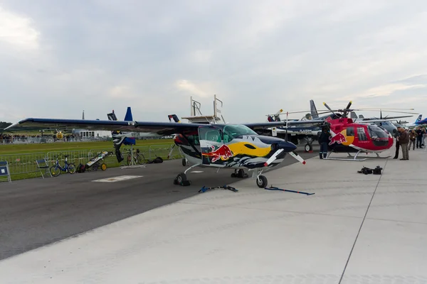 BERLIM - SETEMBRO 14: Aviões ligeiros Cessna 337D Skymaster e helicóptero MBB Bo 105 CB (Red Bull), Exposição Aeroespacial Internacional "ILA Berlin Air Show " — Fotografia de Stock